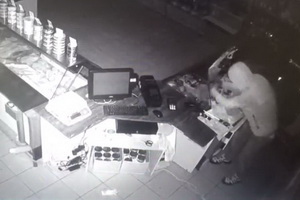 Четыре продуктовых магазина ограбили ночью в 12 микрорайоне