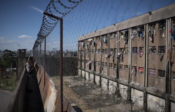 СМИ: более 200 заключенных сбежали из тюрьмы в Сан-Паулу