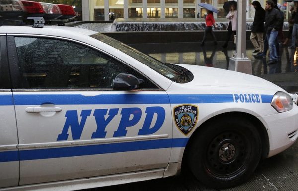 В Нью-Йорке полицейский застрелил напавшую на него с битой пенсионерку