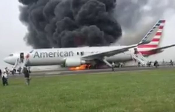 СМИ: поломка двигателя стала причиной возгорания самолета в аэропорту Чикаго