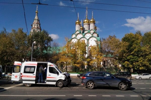 В Москве скорая столкнулась с легковым автомобилем, пострадали трое