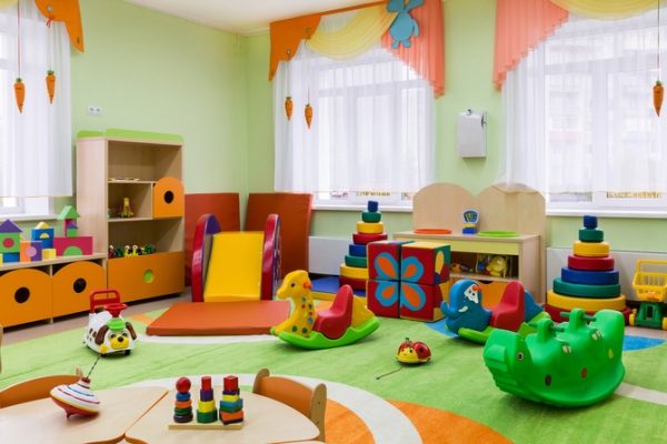 
                                                    Оставляем малыша в детской комнате: золотые правила безопасности                                                