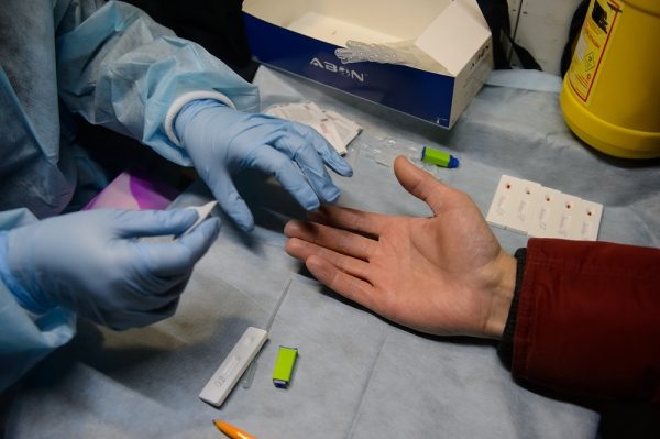 Екатеринбуржцы выстроились в очередь для сдачи анализа на ВИЧ 