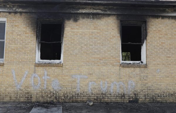 В США подожгли церковь, написав на стене "Голосуй за Трампа"