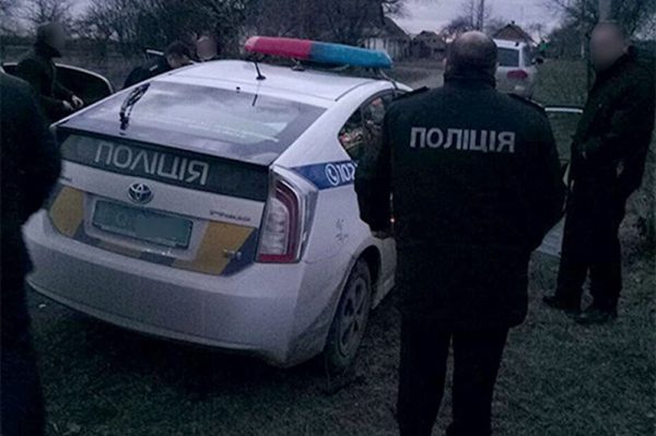 Украинские полицейские удирали от своих коллег, выкидывая из окна машины деньги