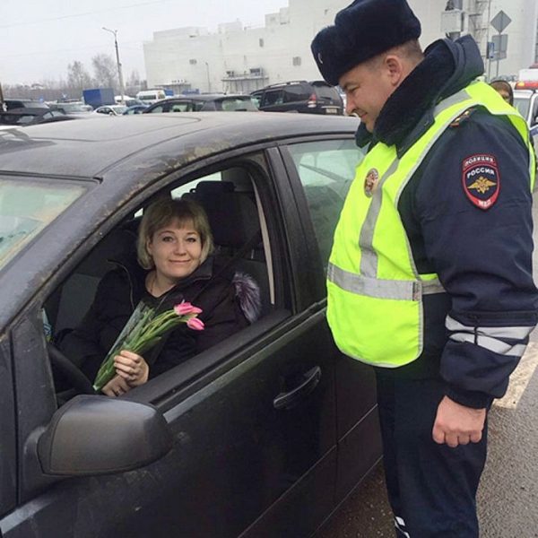 В Международный женский день солнечногорские автоинспекторы вручали женщинам-водителям цветы