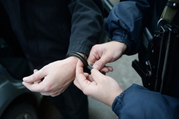 Полицейские задержали мужчину за разбой в столичном офисе