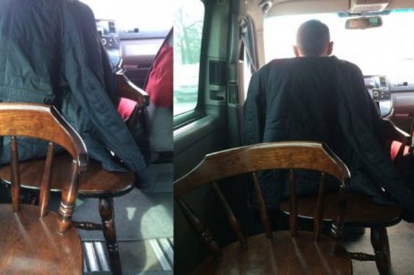 В Казахстане к клиентке сервиса Uber приехал микроавтобус с деревянными стульями