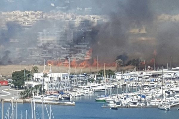 Ибица в огне: лесной пожар бушует в центре города