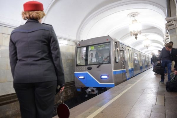 В столичном метро нарушено движение поездов из-за падения мужчины на рельсы