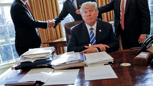 Трамп забыл подписать указы на торжественной церемонии в Овальном кабинете