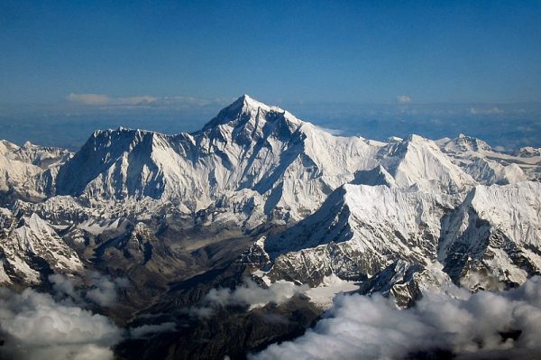 Погибших альпинистов на Эвересте накроют тканью