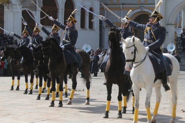В Кремле прошел первый в году развод пеших и конных караулов
