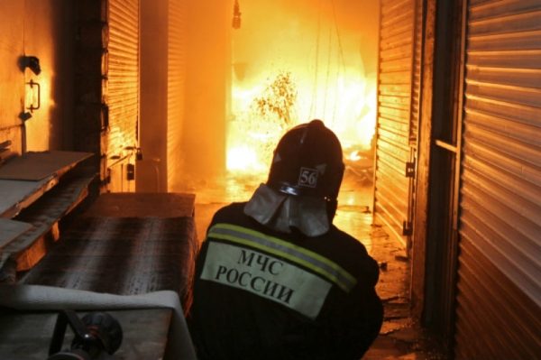 Пятьдесят четыре человека тушат пожар на трансформаторной станции в МО