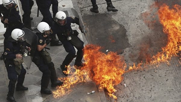 В Греции анархисты забросали “коктейлями Молотова” полицейских
