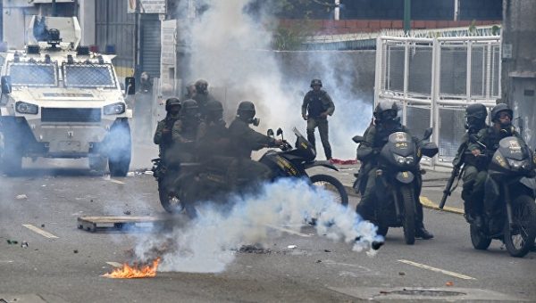Венесуэльских депутатов заблокировали в здании парламента