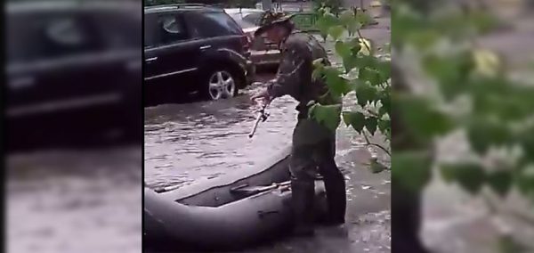 
			
												
				Житель Подмосковья устроил «рыбалку» на затопленных улицах