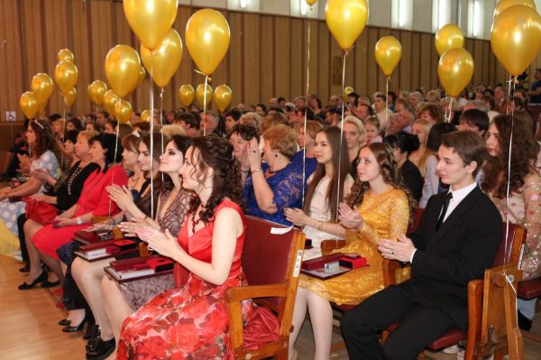 
			
												
				Золотым медалистам Солнечногорского района торжественно вручили заслуженные награды