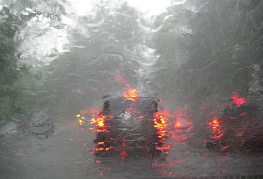 Как управлять автомобилем в ливень и во время подтоплений
