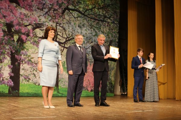 
			
												
				Золотым медалистам Солнечногорского района торжественно вручили заслуженные награды