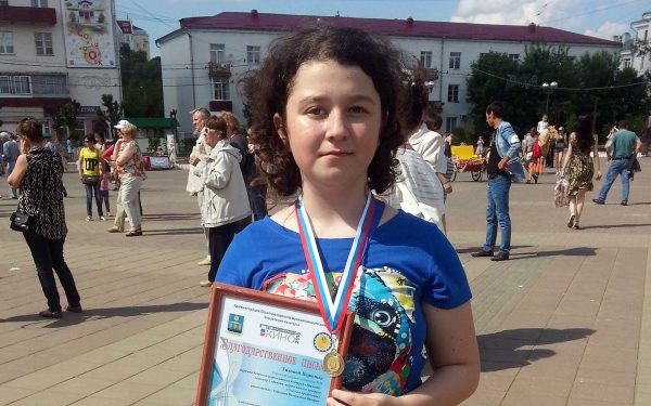 Девочка из Солнечногорска, задавшая вопрос Путину, пишет добрые открытки больным людям