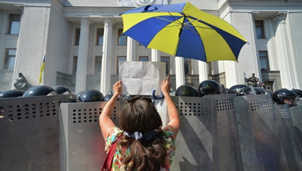 В Киеве у зданий Рады и Минздрава проходят митинги