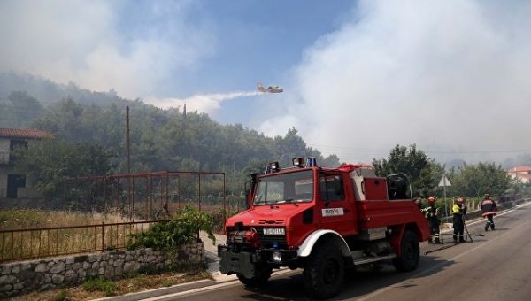 Три самолета ВВС Хорватии тушат пожар на побережье Адриатики