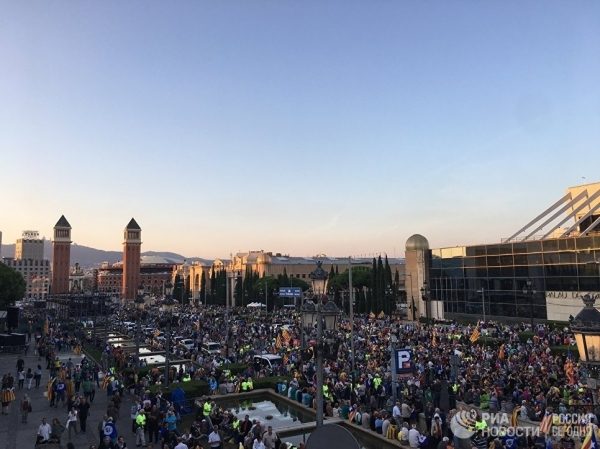 Тысячи жителей Барселоны собрались в центре города в поддержку референдума