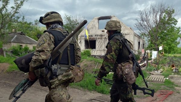 Украинские силовики захватили подъезд жилой многоэтажки, заявили в ЛНР