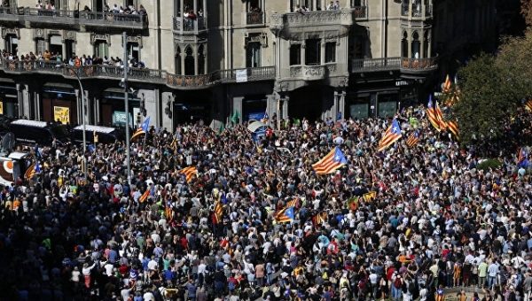 Тысячи жителей Барселоны собрались в центре города в поддержку референдума