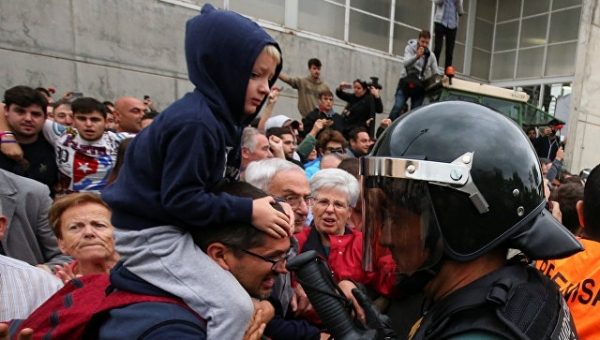 МВД обвинило митингующих в Каталонии в привлечении к протестам детей