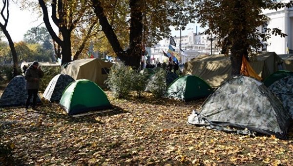 В Киеве в палаточном городке около здания Рады обстановка спокойная