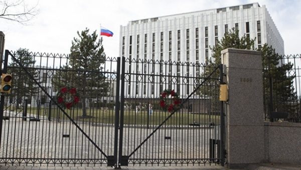 Посольство России в США потребовало вернуть флаги на здание торгпредства