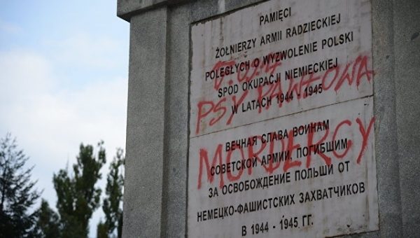 В Варшаве призвали положить конец осквернениям советских памятников