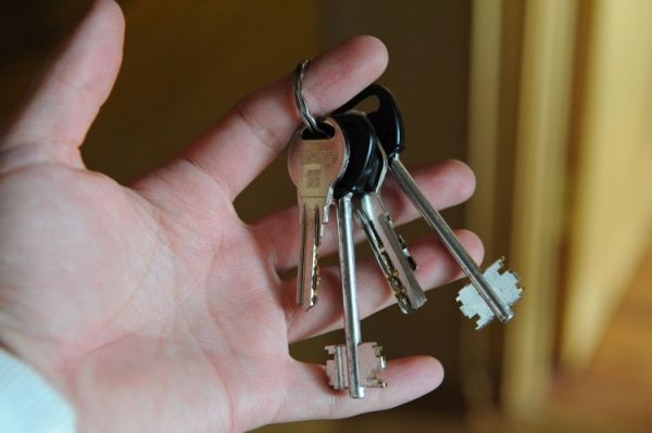 Девушке-сироте вручили ключи от квартиры в новостройке Шаховской
