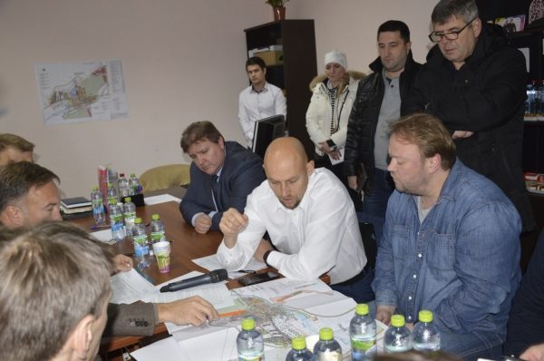 Подачу электроэнергии в заселенный людьми недострой обсудили с областным министром в Солнечногорском районе