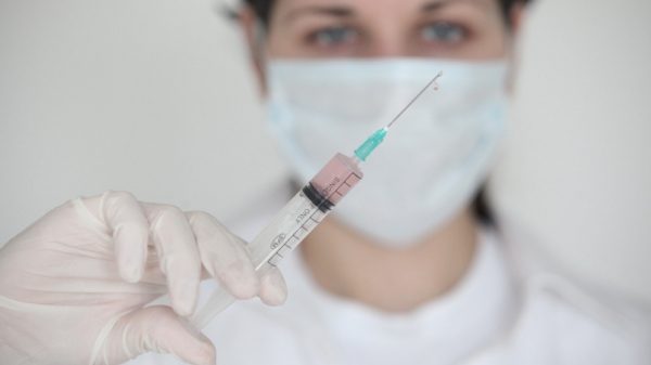 Почти 1 тыс. медицинских бригад в Подмосковье делают прививки от гриппа на дому