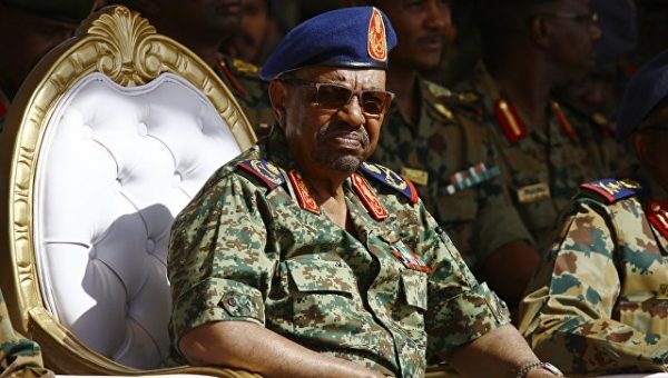Президент Судана прибывает со своим первым визитом в Россию