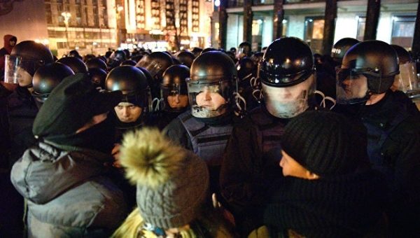 В Киеве участники факельного шествия забросали файерами полицию