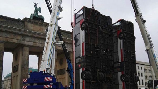 В Берлине появилась гигантский монумент, изображающий “автобусы из Алеппо”