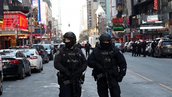 Мэр Нью-Йорка прокатился в метро после теракта на Манхэттене
