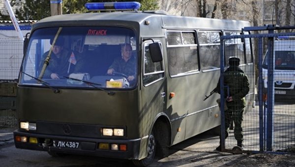 Автобусы с пленными из Донбасса направились в нейтральную зону