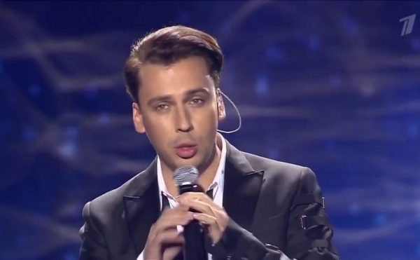 Много изящного юмора: смотрите концерт Максима Галкина на Первом канале