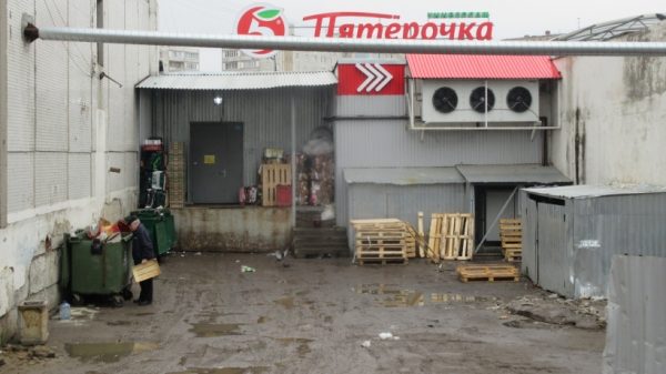 В Октябрьском Люберец по требованию Госадмтехнадзора убрали мусор у магазинов «Пятерочка» 