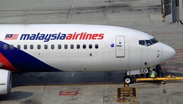 Самолет Malaysia Airlines экстренно приземлился в центральной Австралии