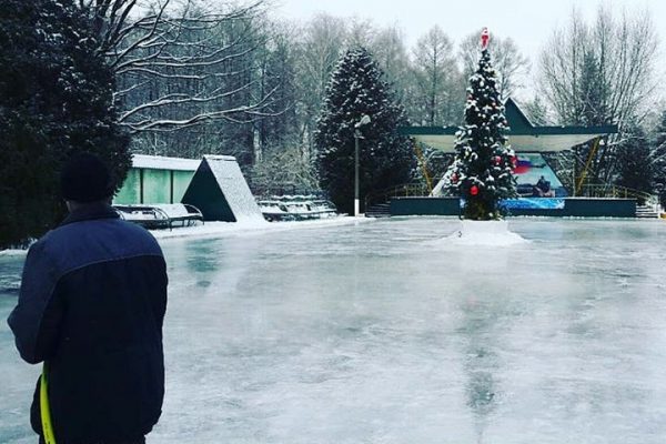 В городском парке Солнечногорска для любителей зимних видов спорта проложена лыжня и открыт каток