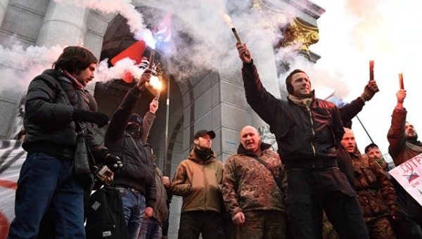 Радикалы напали на здания Россотрудничества и Сбербанка в Киеве