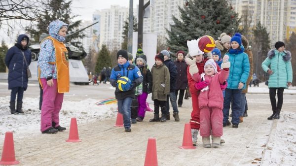 Спортивный забег и зарядку организовали для жителей Люберец на зимнем фестивале