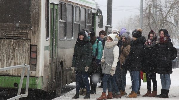 Движение автобусов затруднено в Солнечногорье из‑за снегопада