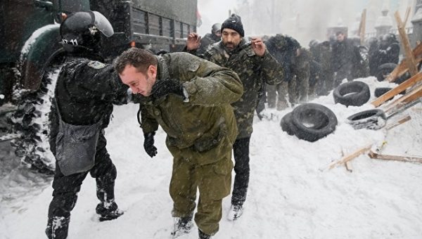 Семь полицейских пострадали во время столкновений с митингующими у Рады